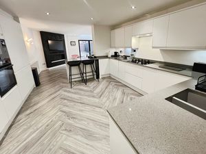 Kitchen breakfast room- click for photo gallery